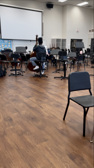 Orchestra+students+gather+in+a+group+to+practice+their+instruments.+On+the+23rd+will+be+Orchestra+Day.