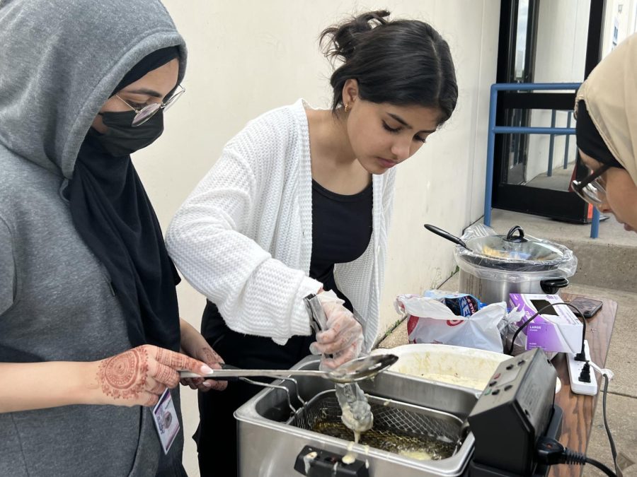 TASTY TREATS On Friday, April 28, 2023, the class of 2025 along with a collaboration with Desi Club, is selling fried Oreos. Students can buy either 2 for $4, 3 for $5, or 5 for $8. Having to juggle both food frenzy and Class Wars, class of 2025 officer Meerab Arif is very ecstatic to start selling for their final food frenzy of the year, “We’re very excited to end our food frenzy and we figured why not go all out with something crazy like deep fried Oreos,” Arif said. “But alongside food frenzy plans, we’re also making plans for Class Wards and while I can disclose anything currently, I can only say that we are planning the class social to decorate the class shirts with co’ 24 & 26, and it’s going to be super fun!”