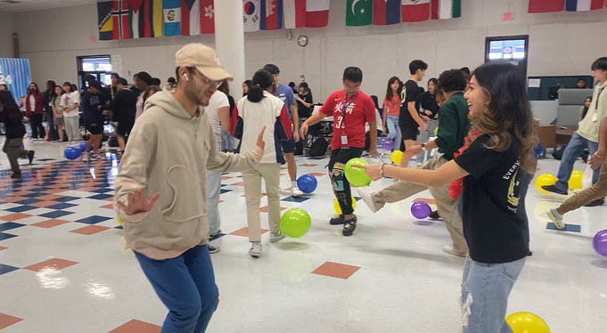 A Balloono Blast

Guillermo Palacio and Connie Nguyen competitively play against each other in STUCO’s traditional game, “Balloono.” The game was exactly what was needed to kick-start a great year of events and memories.  “It was really great to see all of our prospective members be competitive and enjoy the meeting.” -STUCO president Thy Tran

