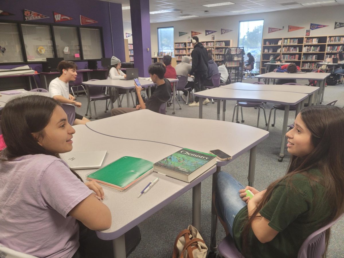 Take a Chill Pill. Seniors Kaylee Toruno and Belen Peraza conversate in the library. They enjoyed taking a beat to relax during first period. Last week was  packed, but this week is chill, said Peraza
